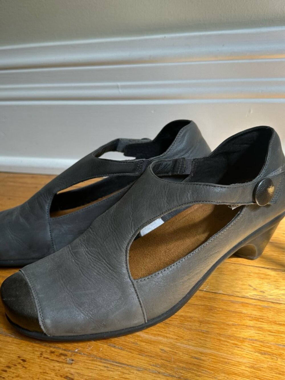 Naot Radical Pumps T Strap Comfort Low Heel Gray Leather Cap Toe Women's Size 41